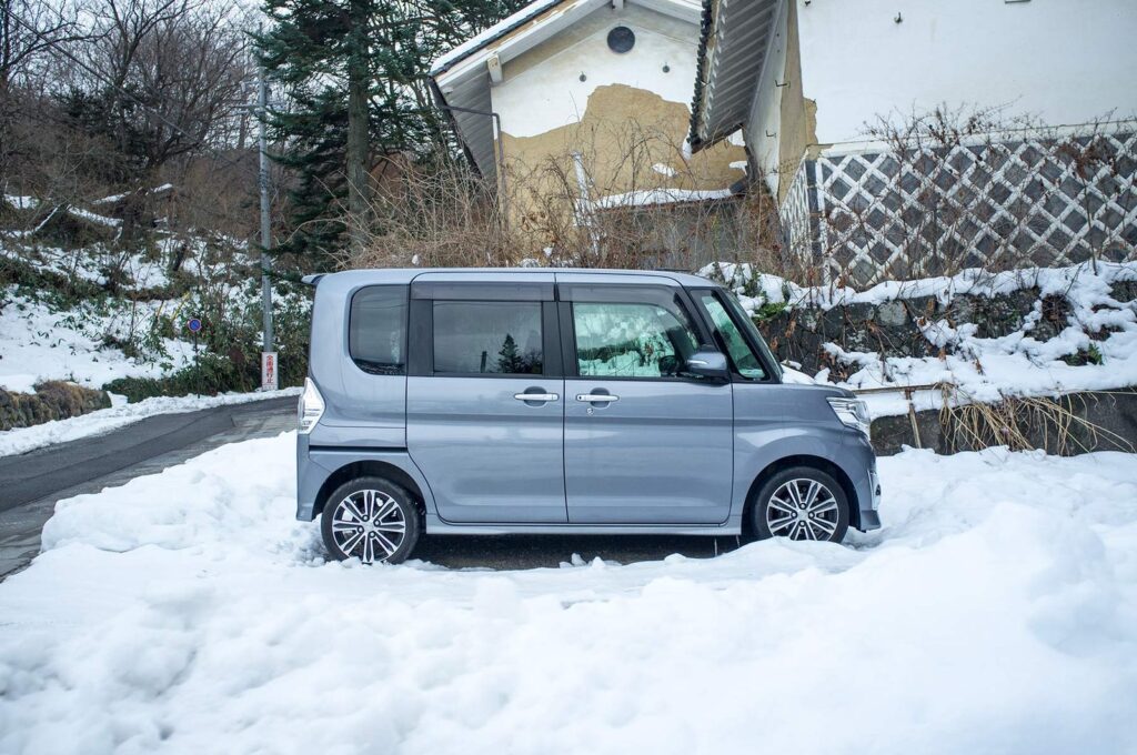 Grey kei van in snow, Japanese used car
