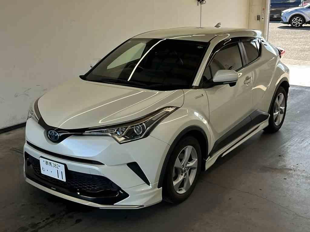 White Toyota C-HR low-mileage used car from Japan